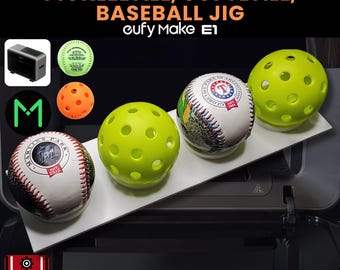 Könnte beinhalten: Eine weiße Vorrichtungsplattform mit zwei Baseballs und zwei limonengrünen Pickleballs. Die Baseballs zeigen Teamlogos der Marlins und Rangers. Text: PICKLEBALL, SOFTBALL, BASEBALL JIG, eufy Make E1, 3D JIG SOLUTIONS und .SVG INCLUDED.