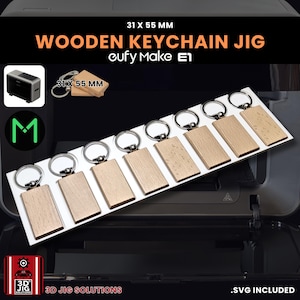 Puede incluir: Una plantilla de llavero de madera con siete llaveros rectangulares, cada uno de 3,1 x 5,5 cm. Los llaveros están unidos a anillas plateadas. Se muestra el texto "WOODEN KEYCHAIN JIG" y "cufy Make E1". También aparece el texto ".SVG INCLUDED".