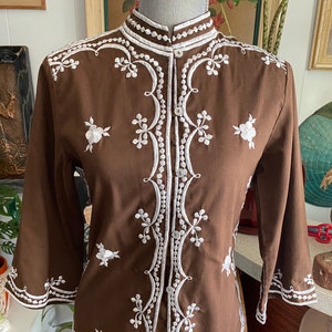Vintage embroidered tea-timer style blouse with 3/4 sleeves Brown and White Size S image 2