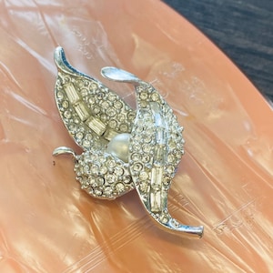 Beautiful Vintage 40&#39;s to 50&#39;s Silver Tone Leaf Brooch with Rhinestones and Pearl - Art Deco