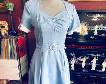 Vestido estilo Rockabilly Repro | Azul Jeans Claro com Acabamento Branco | Tamanho 5