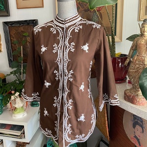 Vintage embroidered tea-timer style blouse with 3/4 sleeves Brown and White Size S image 4