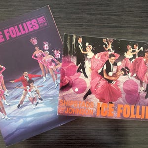 Könnte beinhalten: Zwei Vintage-Programme der Ice Follies. Das erste, ein dunkelvioletter Einband mit rosa Text, zeigt Eisläufer in rosa Kostümen. Das zweite Programm hat einen rosa-orangenen Einband mit Eisläufern in Abendgarderobe.