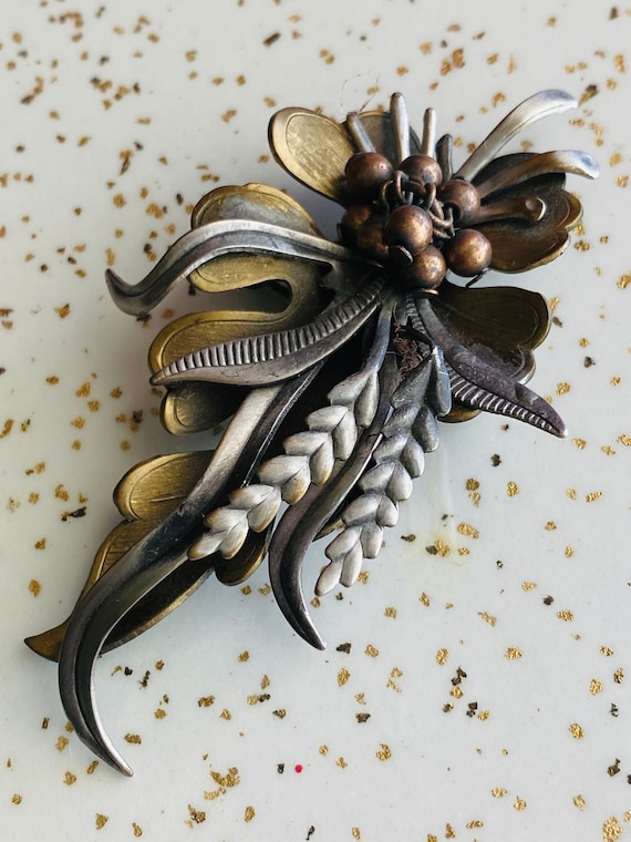 Beautiful 1940's era tri-tone floral brooch of si… - image 4