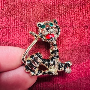 Vintage 1950&#39;s Gold and Enamel Tiger Brooch with Green Rhinestone Eyes