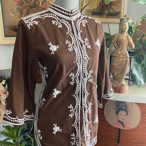 Vintage embroidered tea-timer style blouse with 3/4 sleeves Brown and White Size S image 1