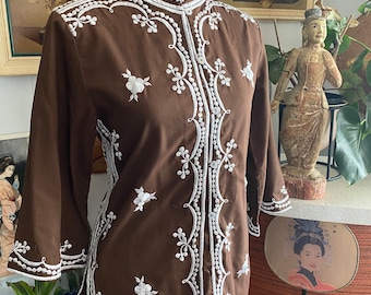 Vintage embroidered tea-timer style blouse with 3/4 sleeves - Brown and White Size S