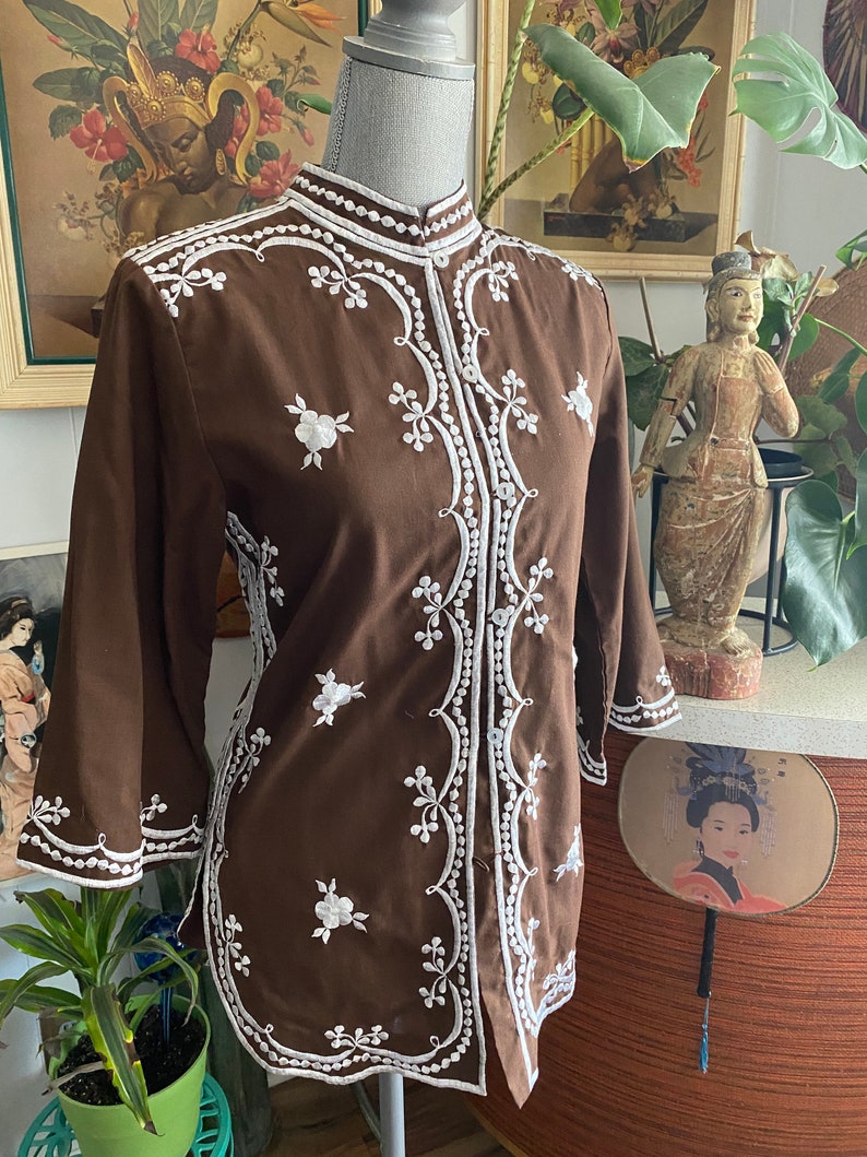 Vintage embroidered tea-timer style blouse with 3/4 sleeves Brown and White Size S image 1