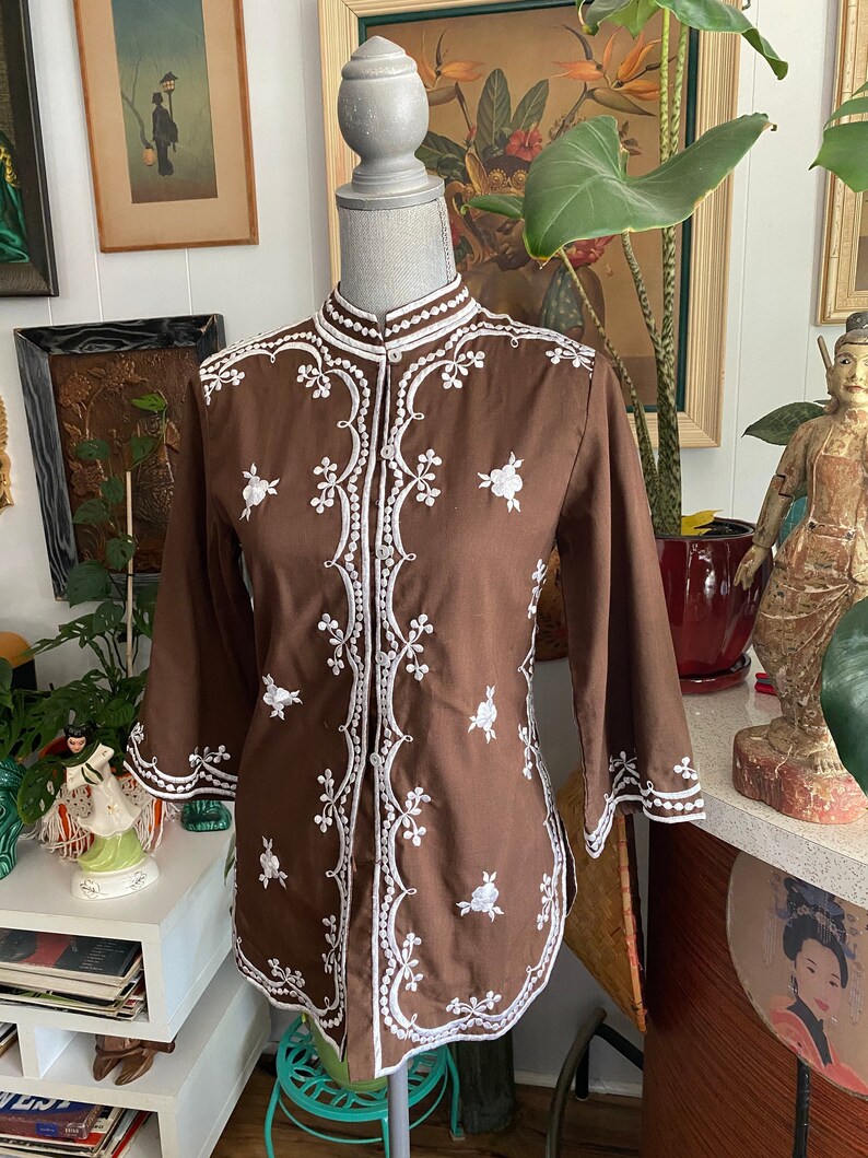 Vintage embroidered tea-timer style blouse with 3/4 sleeves Brown and White Size S image 4