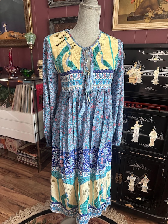 boho peacock dress Retro Floral – XS/Small – Pull-Over Style – Long Sleeves – Rayon Blend – Flowy & Feminine Natural Waisted This dress is designed Princess Aurora Blue Brocade Color:As Photo( Black)