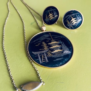 Pretty Vintage Chinoiserie Lacquered Pendant Necklace and matching clip earrings