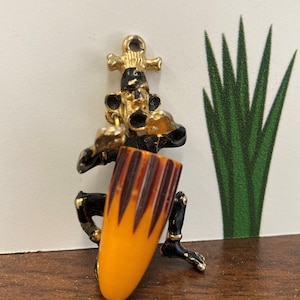 Vintage Bakelite Log Pendant - Tiki Headhunter Drumming - 1940&#39;s-1950&#39;s