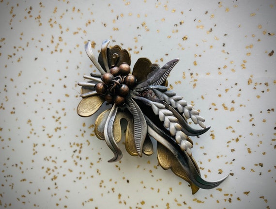 Beautiful 1940's era tri-tone floral brooch of si… - image 1