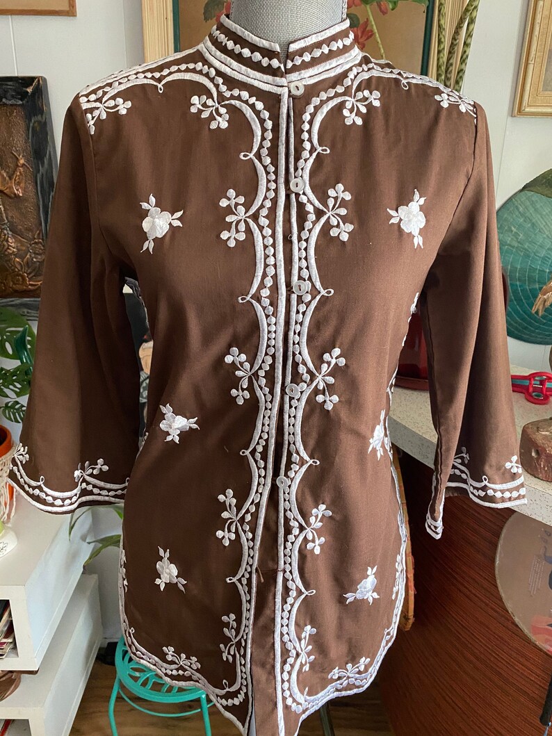 Vintage embroidered tea-timer style blouse with 3/4 sleeves Brown and White Size S image 2