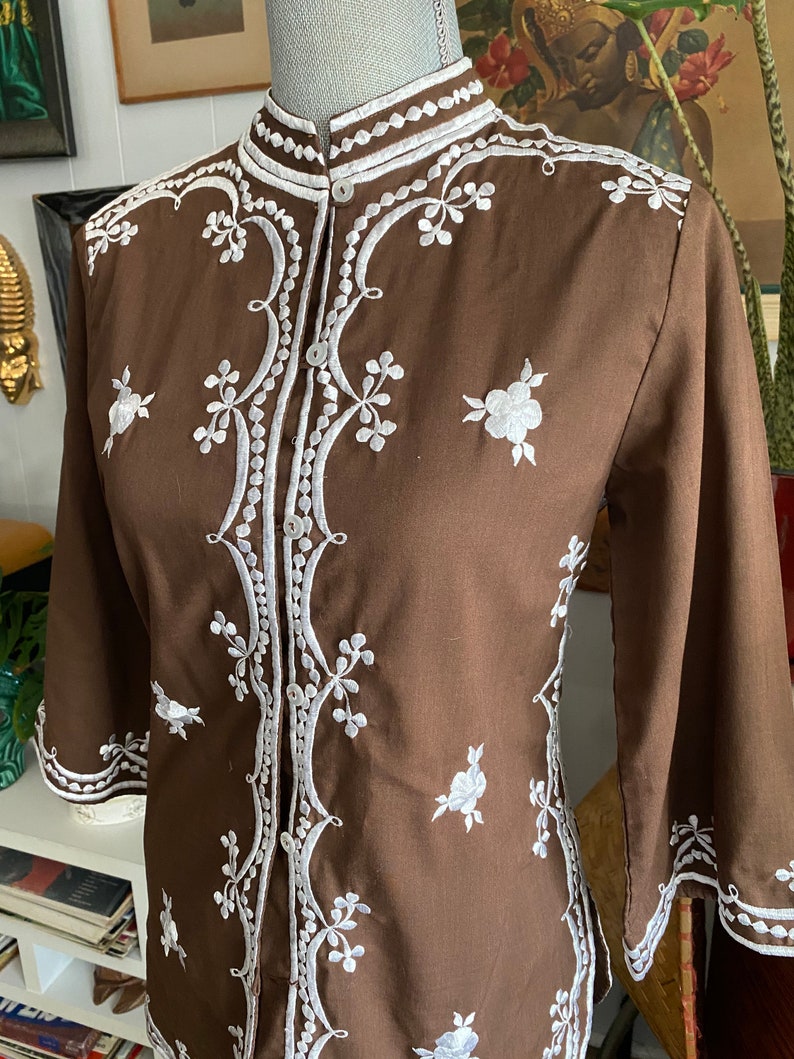 Vintage embroidered tea-timer style blouse with 3/4 sleeves Brown and White Size S image 3