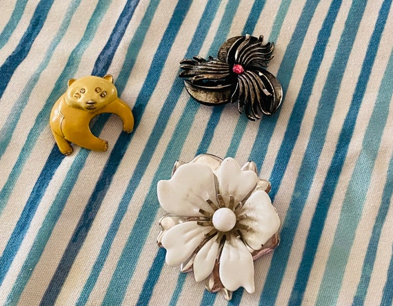 Lot of 3 Vintage 50's - 60's era brooches - insta… - image 2