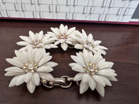 【VINTAGE HOLLYWOOD】Flutter Daisy Bracelet_VH2478BR070M Multi-layer 4pcs Vintage Daisy Flower Pendant Pearl Bracelet