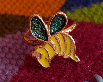 Adorable Novelty Vintage 70s 80s Bee Gold Ring in Yellow & Green