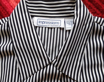 Comfy Cool Vintage 80s 90s Black White Stripe Blusa de manga larga con botones y bolsillo en el pecho de Impressions