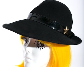 Fabuloso sombrero vintage de fieltro de lana negro de los años 60 y 70 con estrella dorada y banda de vinilo de Mr John