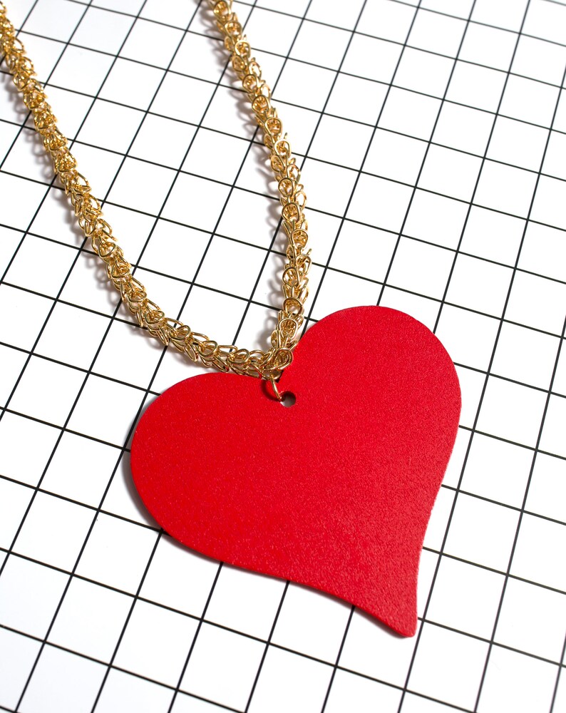 Groovy Vintage 70s 80s Chunky Gold Chain Pendant Necklace with Red Wood Heart Pendant image 7