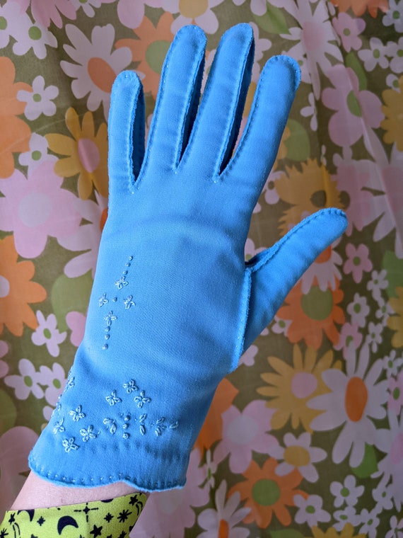 Beautiful Vintage 50s 60s Blue Embroidery Gloves - image 7