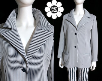 Blazer Dandy Vintage anos 70 em poliéster com listras caneladas nas cores azul marinho e branco e lapela dupla.