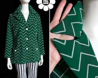Blazer Bold Dandy Vintage anos 70 verde escuro com estampa chevron branca e lapela dupla grande.