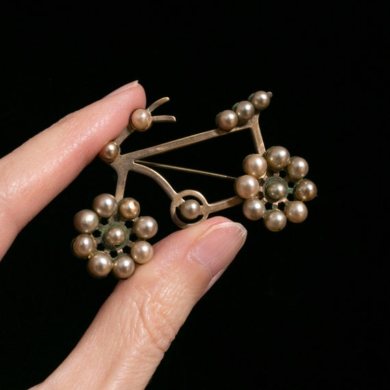 So Cute Vintage 50s Pearl Bicycle Novelty Brooch - image 1