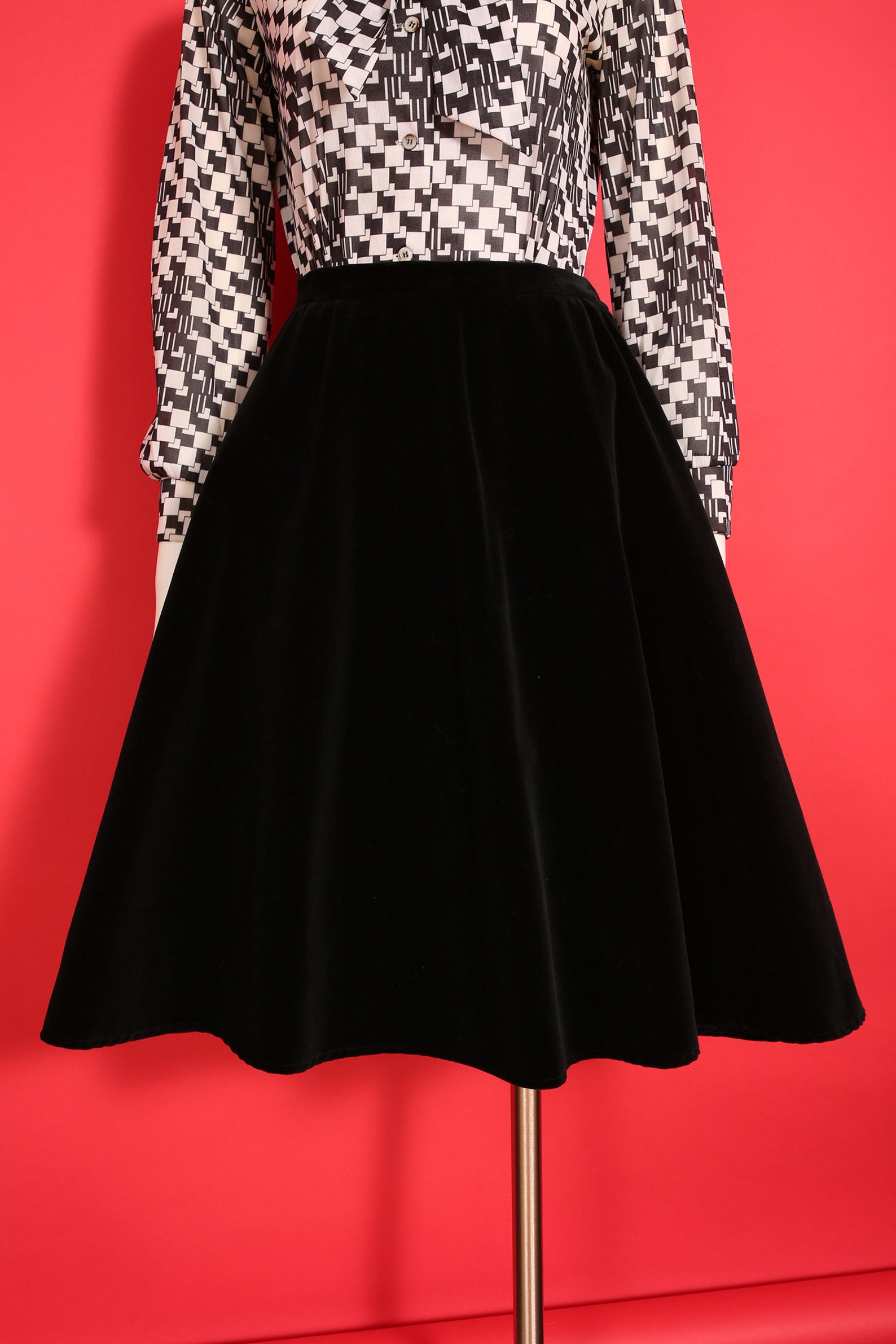 Falda completa de terciopelo negro básico