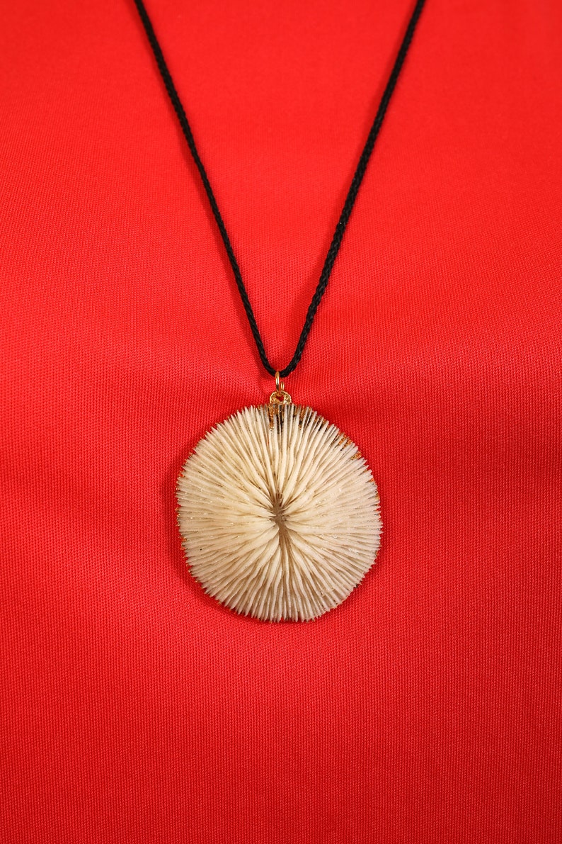 Interesting Vintage White Textured Shell Pendant Necklace image 5