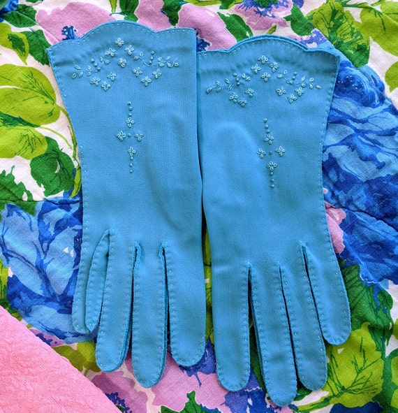 Beautiful Vintage 50s 60s Blue Embroidery Gloves - image 2