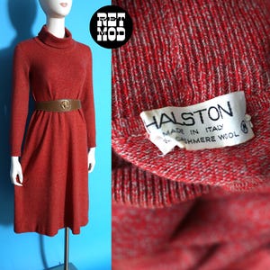 Könnte beinhalten: Rostfarbenes Langarmkleid mit Rollkragen und braunem Gürtel mit goldener Schnalle. Das Kleid ist aus Kaschmirwolle gefertigt und trägt ein Etikett mit der Aufschrift "Halston Made in Italy".