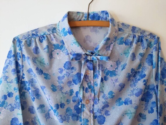 Sweet Vintage 70s 80s Blue Floral Long Sleeve Blo… - image 3