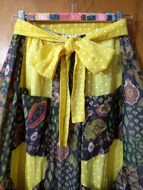 Absolutely Lovely Vintage 70s Yellow Polka Dot & … - image 3