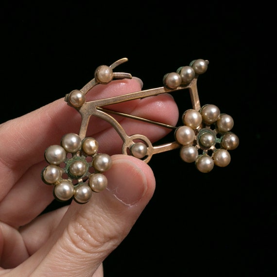 So Cute Vintage 50s Pearl Bicycle Novelty Brooch - image 2