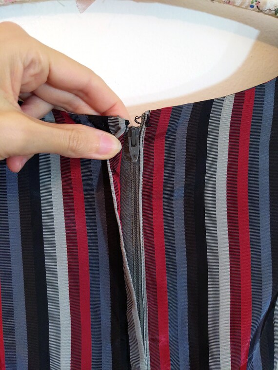 Classy Vintage 50s 60s Black Gray Red Stripe Taff… - image 9