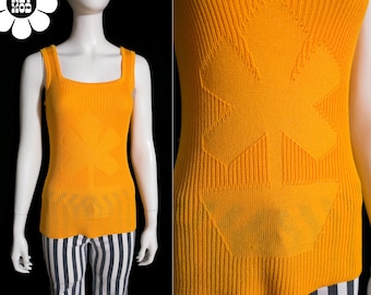 Blusa regata canelada amarela dourada, estilo mod vintage dos anos 60/70, com estampa de vaso de flores.