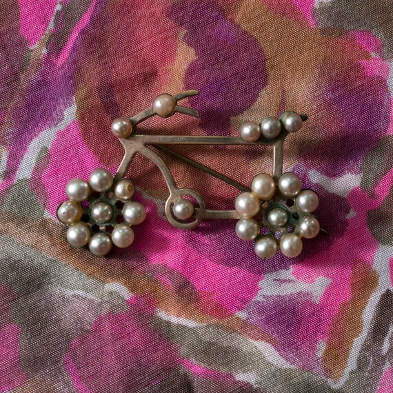 So Cute Vintage 50s Pearl Bicycle Novelty Brooch - image 7