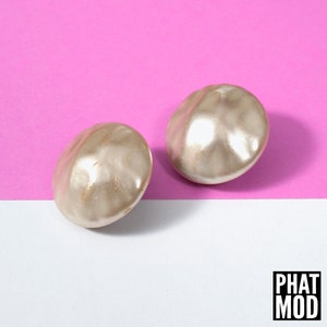 Vintage 60s Round Textured Pearl Style Clip-On Earrings image 8