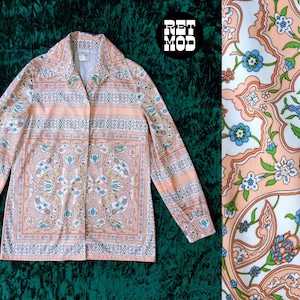 Linda estampa de novidade estilo Art Nouveau em pêssego, camisa vintage de gola com botões dos anos 70
