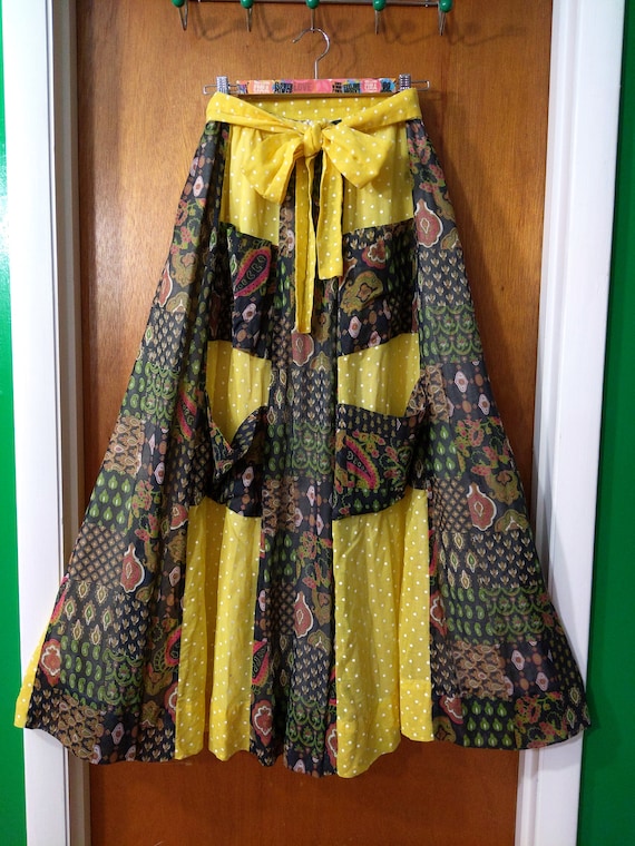 Absolutely Lovely Vintage 70s Yellow Polka Dot & … - image 2