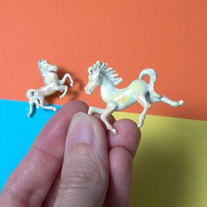 Jolie paire de broches cheval blanc irisé vintage image 6