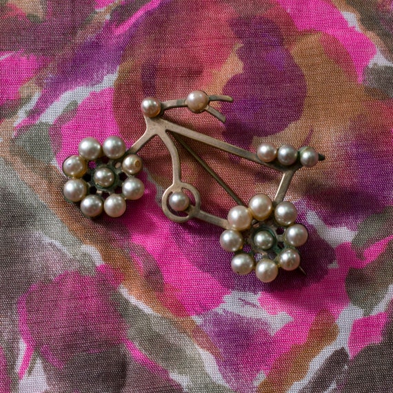 So Cute Vintage 50s Pearl Bicycle Novelty Brooch - image 6