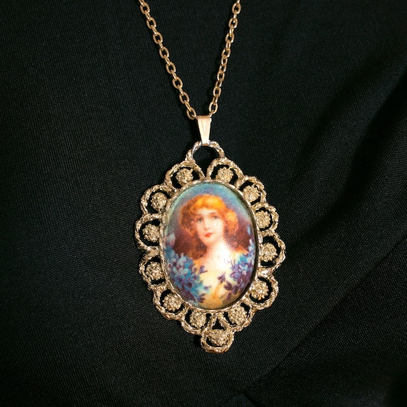 Lovely Vintage 70s Lady Cameo Gold Frame Pendant N