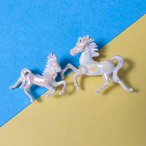 Jolie paire de broches cheval blanc irisé vintage image 2