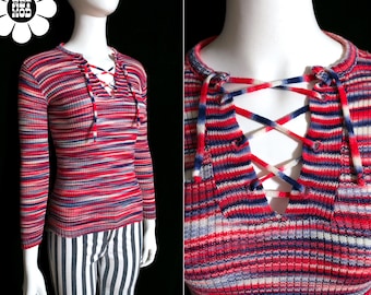 Suéter pulôver leve canelado com cadarço, estilo anos 70, em vermelho, azul e branco com estampa mesclada.