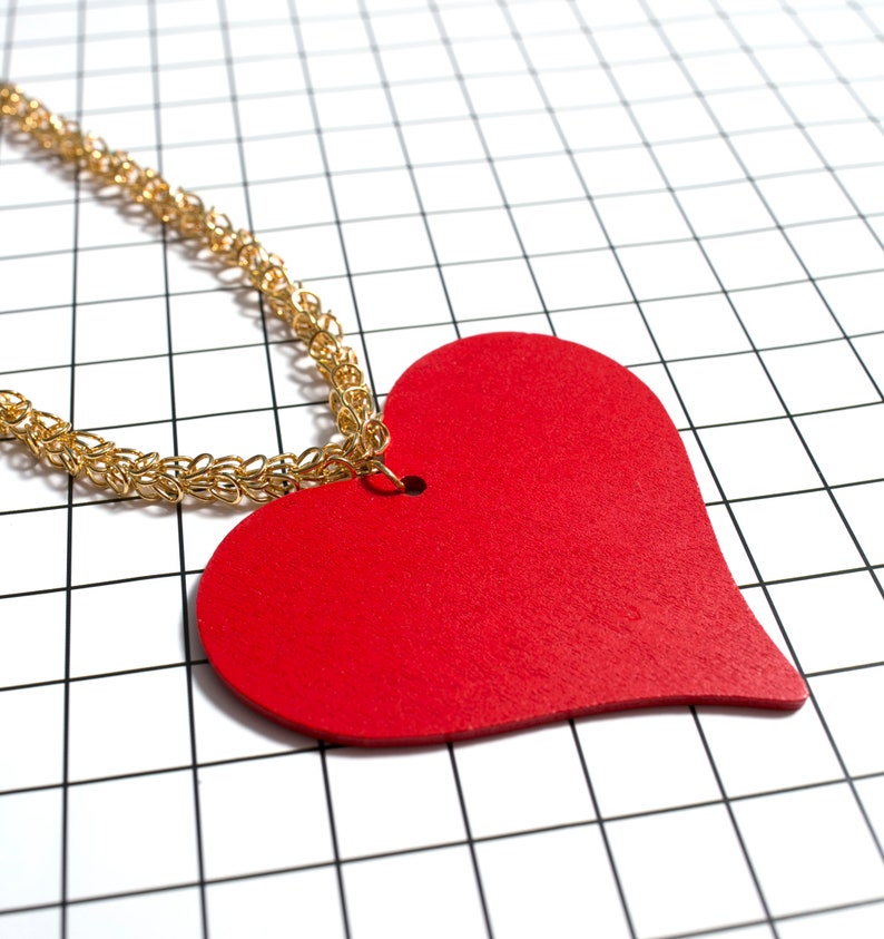 Groovy Vintage 70s 80s Chunky Gold Chain Pendant Necklace with Red Wood Heart Pendant image 8