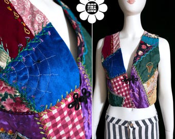 Colete vintage intrincado e interessante com patchwork, miçangas e estampa de aranha.