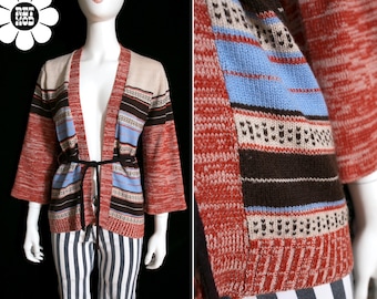 Lindo suéter vintage dos anos 70 com estampa boho listrada em tons mesclados de tijolo, azul, preto e bege.